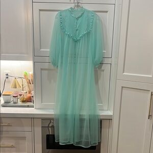 Vintage peignoir  Mint Green Sheer long robe nightgown w/ruffle 3 button XS-Sm